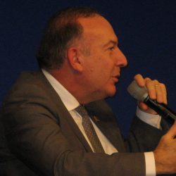 Pierre Gattaz, Président du MEDEF, remet à Guilbert Express le prix de l'excellence opérationnelle