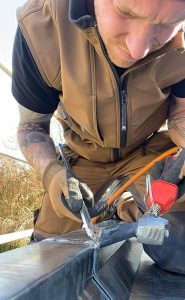 Pose d'un talon de gouttière zinc